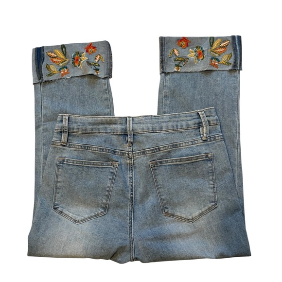 Charlie B High Rise Floral Embroidered Cuffed Light Wash Cropped Jeans, Sz 8 - Picture 6 of 12